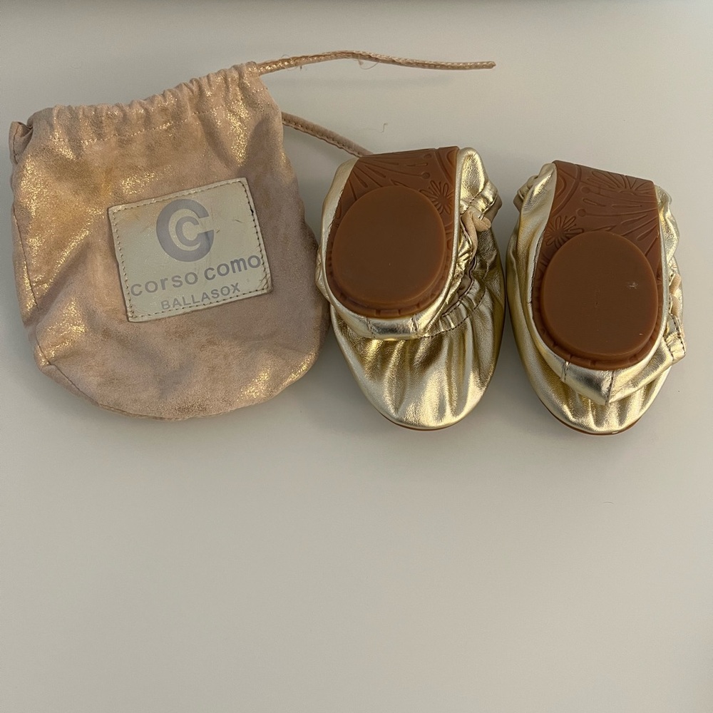 Corso Como foldable leather gold ballet flats & pouch. Brand new. Size 7.